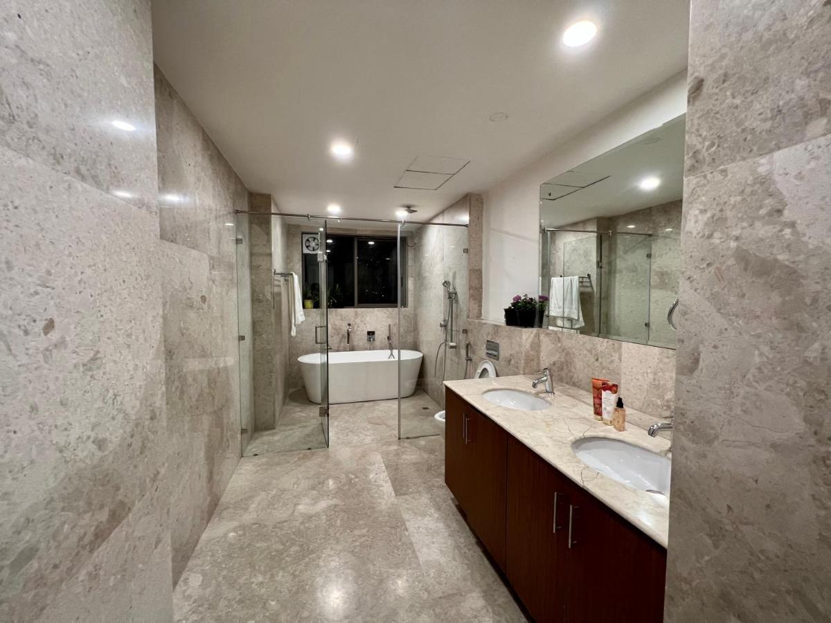 Luxury Master Bedroom With Bathtub N Private Entry Gurgaon Exterior photo